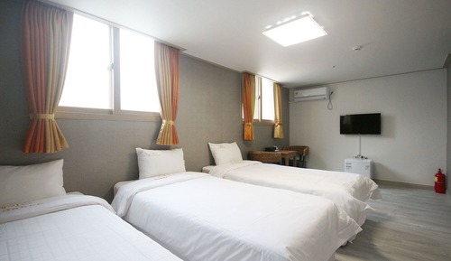 Room (Triple Room)