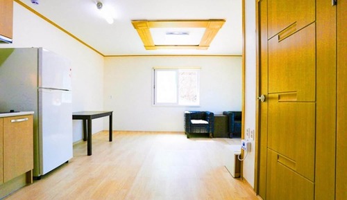Room (Room 102)