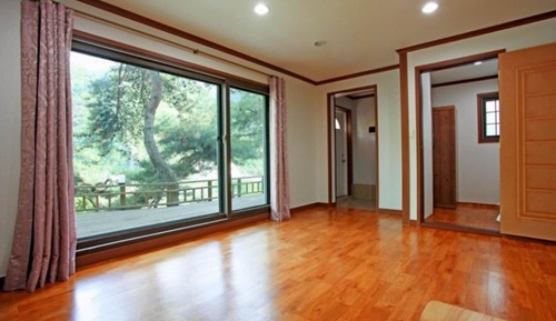 Room (Stroll 2)