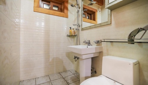 Room (Old Salbi (ondol room) pets not allow)