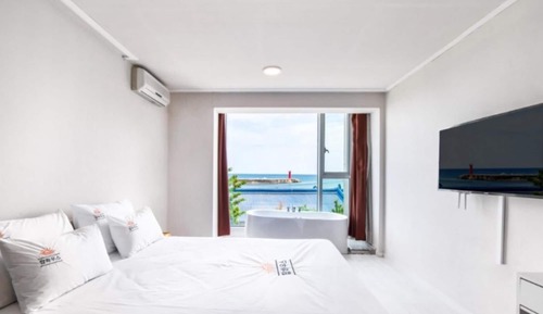 Room (201 Spa ocean view (Netflix bath salt)