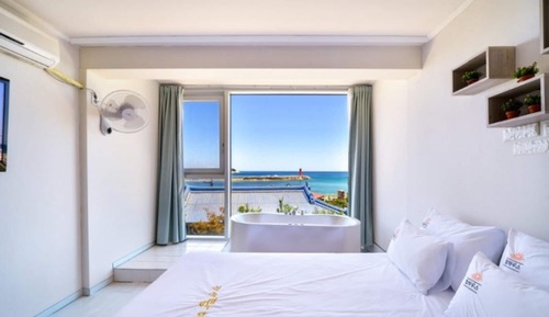 Room (202 Spa ocean view (Netflix bath salt)