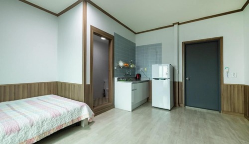 Room (Room 403)
