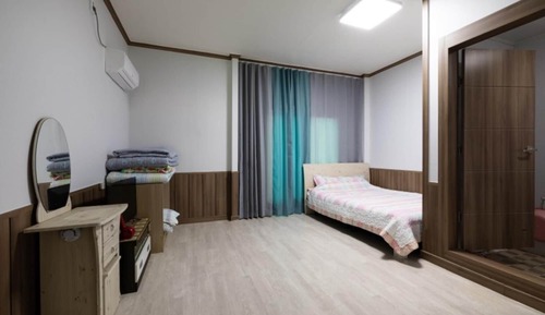 Room (Room 402)