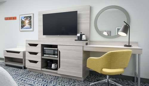 Habitación, 1 cama de matrimonio grande con sofá cama, frigorífico y microondas
