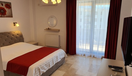 Habitación cuádruple Confort, 1 cama de matrimonio con sofá cama, vistas a la ciudad