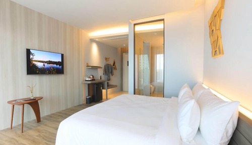 Habitación junior doble, 1 cama de matrimonio grande, no fumadores, vistas a la piscina