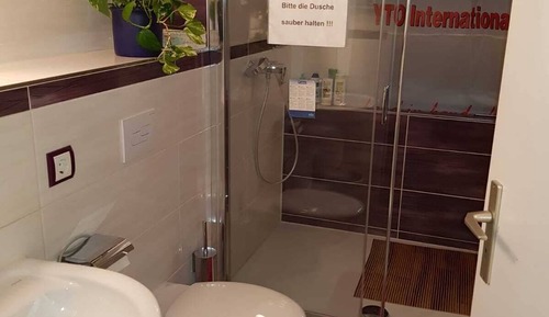 Habitación básica con 1 cama doble o 2 individuales, baño compartido
