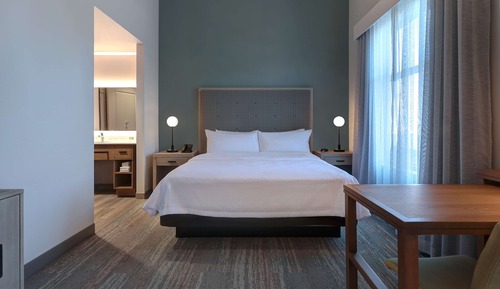 Suite estudio, 1 cama de matrimonio grande, en esquina