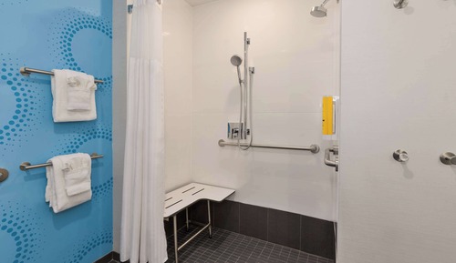 Habitación, 2 camas de matrimonio, accesible para personas con discapacidad (Roll-In Shower)