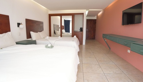 Habitación familiar, 2 camas de matrimonio, vistas al jardín