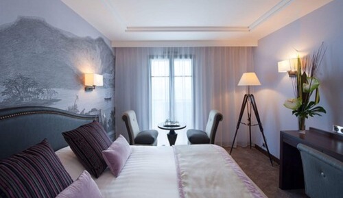 Habitación con 1 cama doble o 2 individuales, vistas parciales al mar