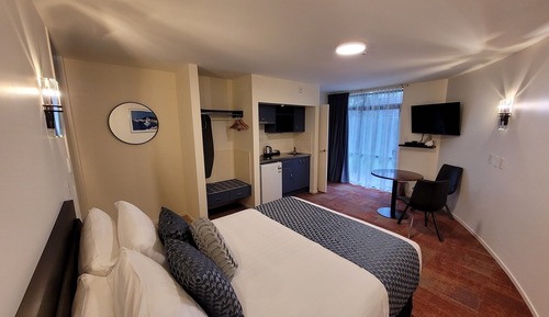 Estudio básico, 1 cama de matrimonio, planta baja