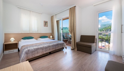 Habitación con 2 camas individuales, balcón, vistas al mar