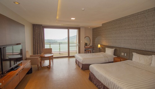 Hotel Superior (No Kitchen/Partial Ocean View/Family Twin)