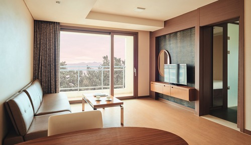 Hotel Deluxe Suite (No Kitchen/Partial Ocean View/Triple)