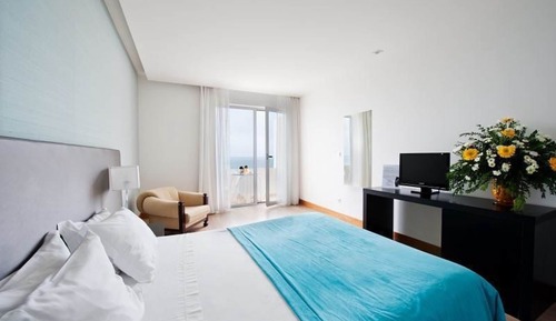 Habitación con 1 cama doble o 2 individuales, vistas parciales al mar