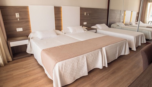 Habitación triple estándar, 3 camas individuales, balcón, vistas al mar