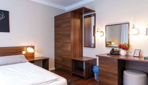 Habitación triple superior, vistas al jardín