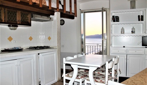 Estudio, balcón, vistas al mar