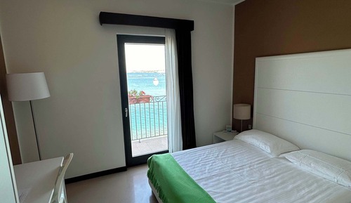 Habitación superior con 1 cama doble o 2 individuales, balcón, vistas al mar