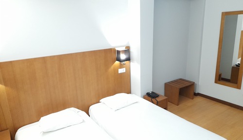 Habitación estándar con 2 camas individuales, balcón