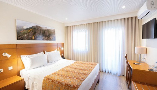 Habitación superior con 1 cama doble o 2 individuales, vistas a la ciudad