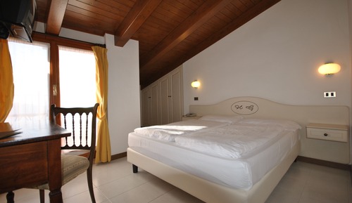 Habitación estándar doble, terraza, vistas parciales al lago
