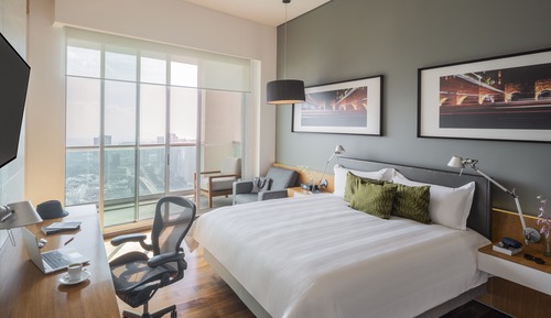 Estudio, balcón, vistas a la ciudad