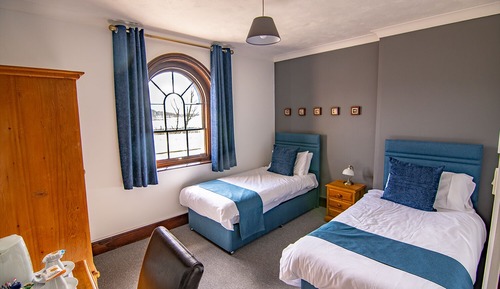 Habitación estándar con 2 camas individuales, baño privado, vistas al río