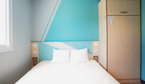 Habitación triple (with a large bed and a single bed)