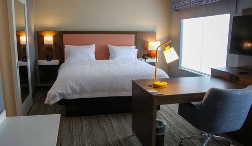 Estudio, 1 cama de matrimonio grande, frigorífico y microondas (Wet bar)