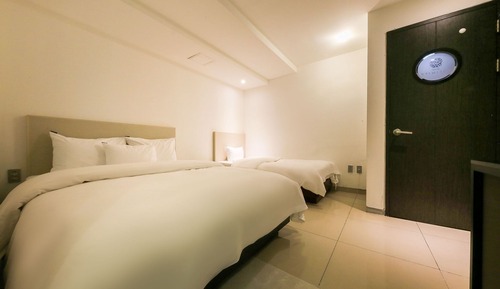 Room (Twin)