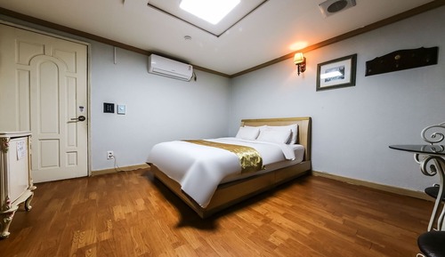 Room (Premium)
