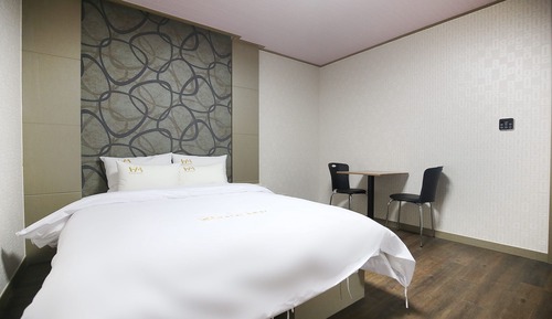 Room (Standard Room (Bed + Netflix availabl)