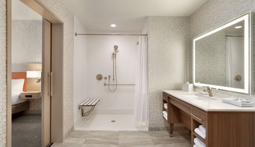 Suite, 1 cama de matrimonio grande (Mobility & Hearing, Roll-in Shower)