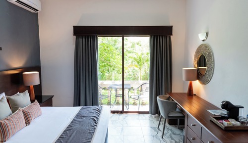 Deluxe Room, 1 King Bed, Garden View