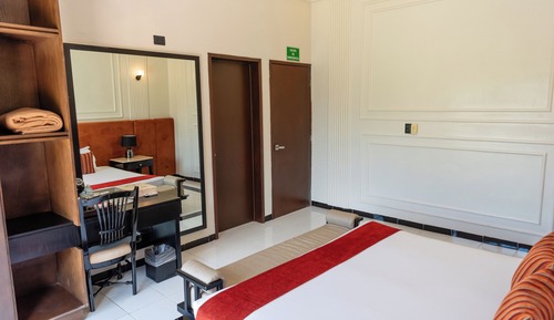 Standard Room, 1 King Bed, Garden View