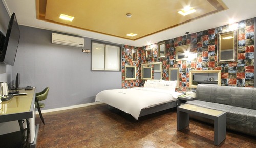 Room (Premium (Free use of Netflix Apple Di)