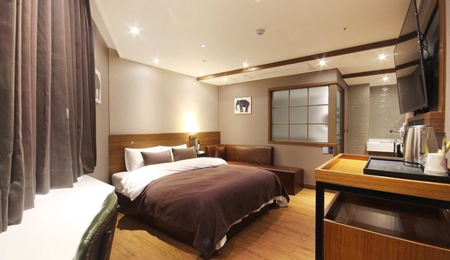 Room (Deluxe (Netflix Bathtub Bar Table PC )