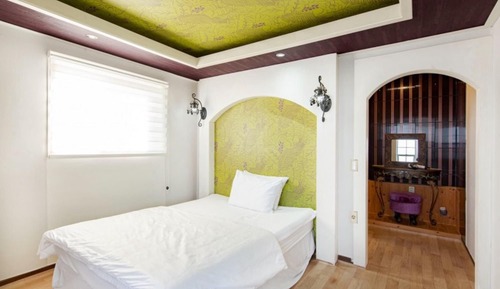 Room (Leo)
