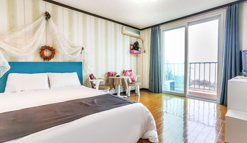 Room (Room E (Front Ocean Sunrise))