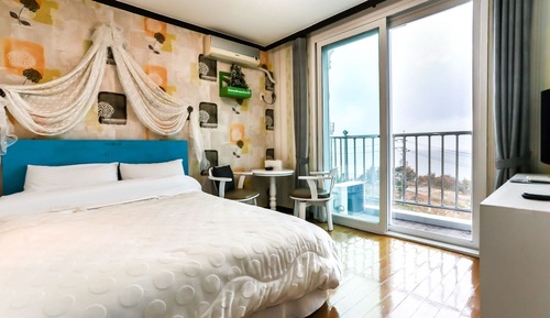 Room (Room B (Front Ocean Sunrise))