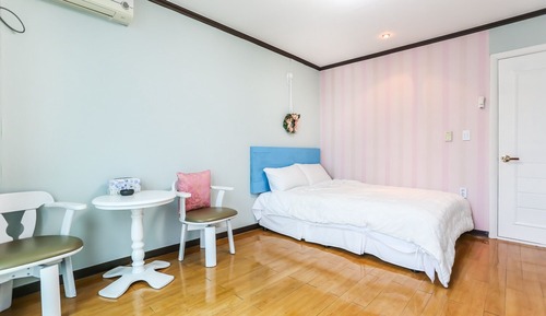 Room (Room C (Side Ocean Sunrise))