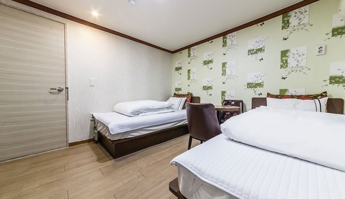 Room (Twin)