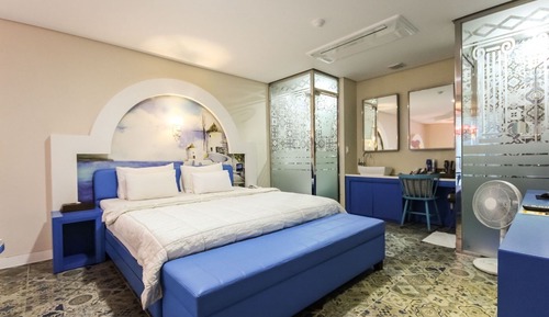 Room (VIP B (duplex room 203 room 205 whirl)