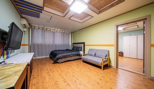Room (Family Room (2 bathrooms 2 rooms BBQ )