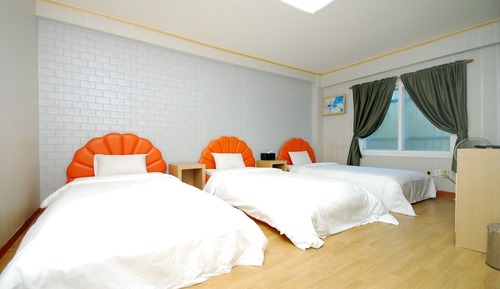 Room (Triple room)