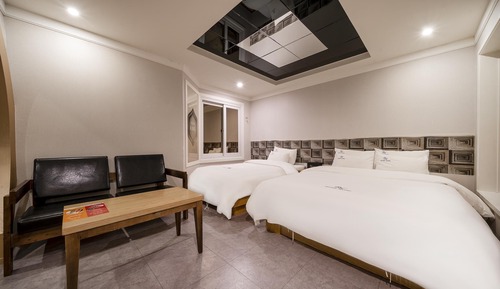 Room (VIP VIP room (family bath) (no smokin)