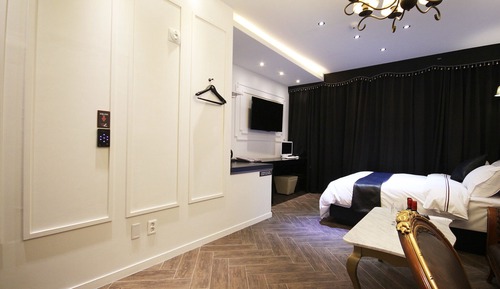 Room (Suite (providing Netflix service))